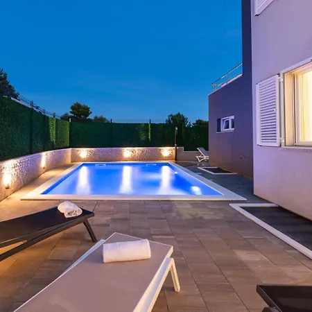 Crowonder Nika - With Heated Swimming Pool, Jacuzzi And Sauna