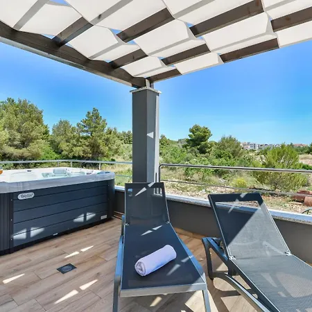 Crowonder Nika - With Heated Swimming Pool, Jacuzzi And Sauna *