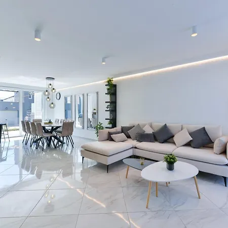 빌라 Crowonder Nika - With Heated Swimming Pool, Jacuzzi And Sauna *