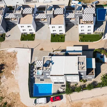 Villa Crowonder Nika - With Heated Swimming Pool, Jacuzzi And Sauna