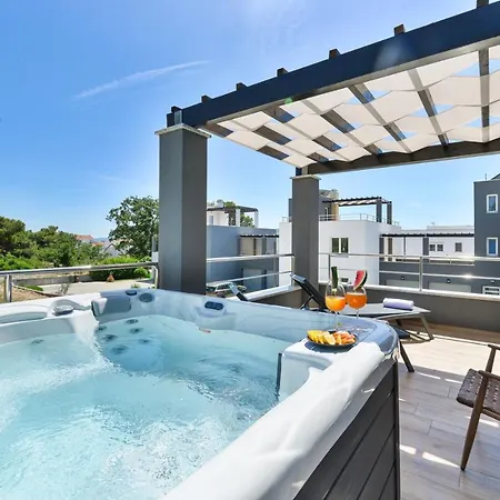 Villa Crowonder Nika - With Heated Swimming Pool, Jacuzzi And Sauna *