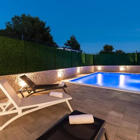 Villa Crowonder Nika - With Heated Swimming Pool, Jacuzzi And Sauna *