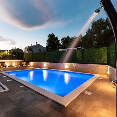 Вілла Crowonder Nika - With Heated Swimming Pool, Jacuzzi And Sauna Задар