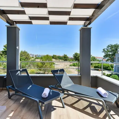 Villa Crowonder Nika - With Heated Swimming Pool, Jacuzzi And Sauna