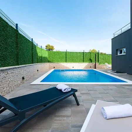 Crowonder Nika - With Heated Swimming Pool, Jacuzzi And Sauna Вілла Задар