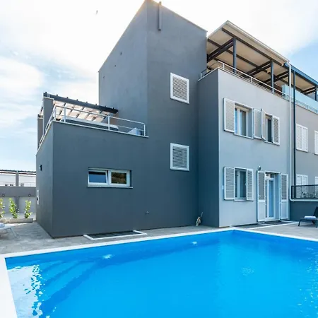 Villa Crowonder Nika - With Heated Swimming Pool, Jacuzzi And Sauna