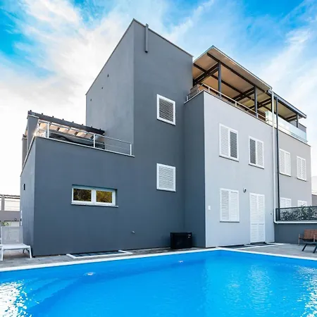 Crowonder Nika - With Heated Swimming Pool, Jacuzzi And Sauna *
