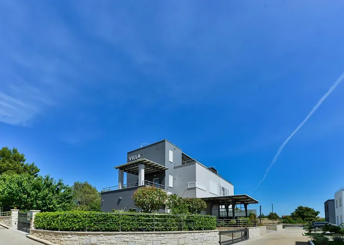 Villa Crowonder Nika - With Heated Swimming Pool, Jacuzzi And Sauna *